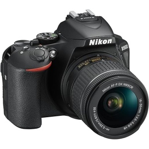 Cámara Nikon D5600 con lente AF-P DX 18-55mm VR, tarjeta SD de 8GB - Kit SLR de 24,2 MP, pantalla táctil, color negro (CMOS, Full HD)