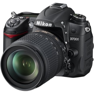 Nikon D7000 - Cámara digital réflex de 16.2 Mp con estabilizador óptico, en color negro - kit con lente AF-S DX 18-105mm VR