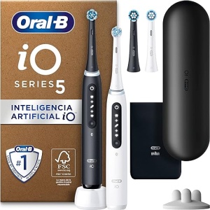 Pack de 2 Cepillos de Dientes Eléctricos Oral-B iO 5N con Mango Recargable, 2 Cabezales, Estuche de Viaje y Cargador - Negro y Blanco, Diseñados por Braun