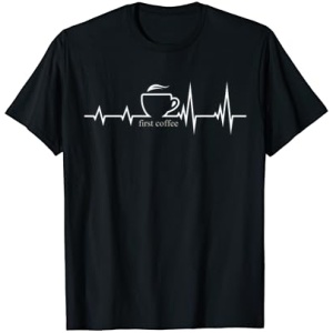 Taza de café con estampado de latido cardiaco en una camiseta